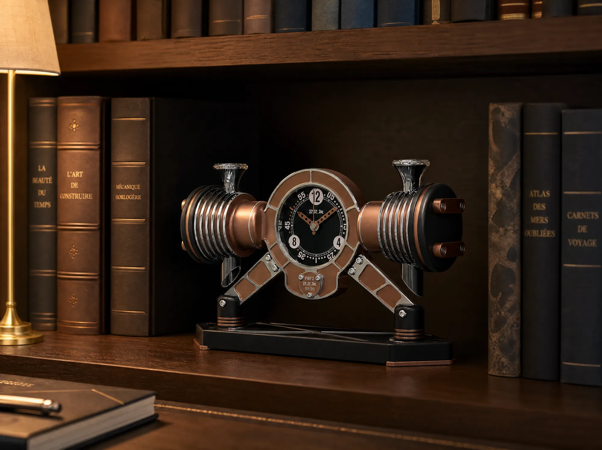 Le Flat-Twin, horloge B.R.M en aluminium, posée entre des livres sur un rayonnage