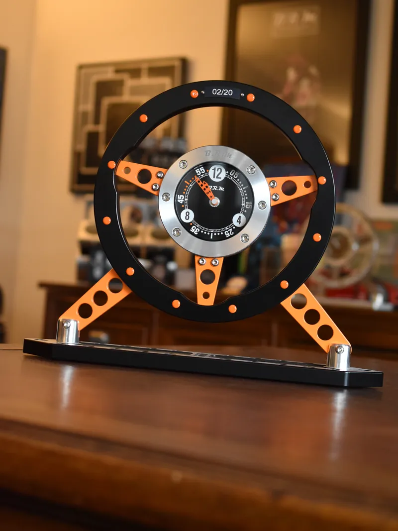 Le Volant, anodisation noire et rayons orange