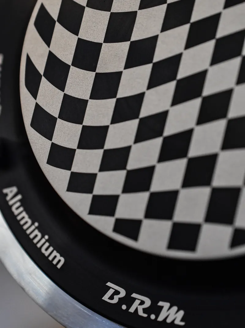 Le damier et la signature B.R.M