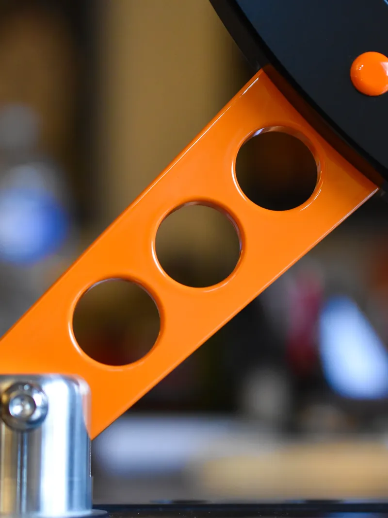 Un rayon ajouré, anodisé orange