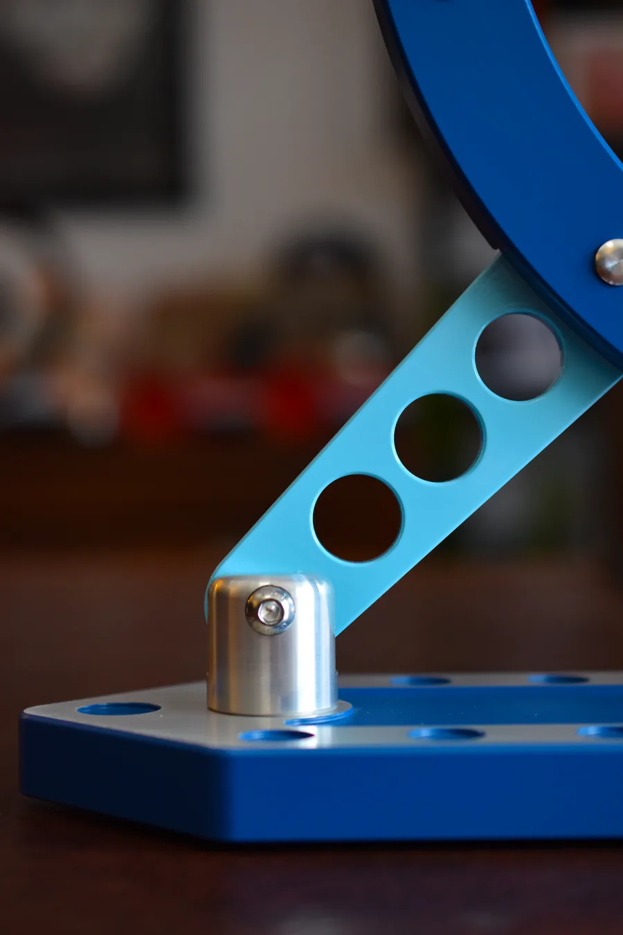 The light-blue arm and its pivot on the base