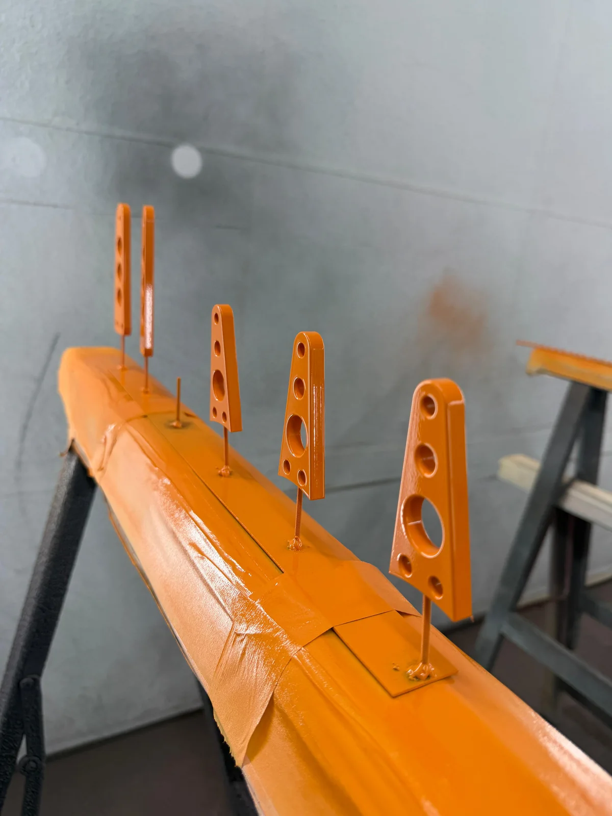 Série de pièces en cours de laquage