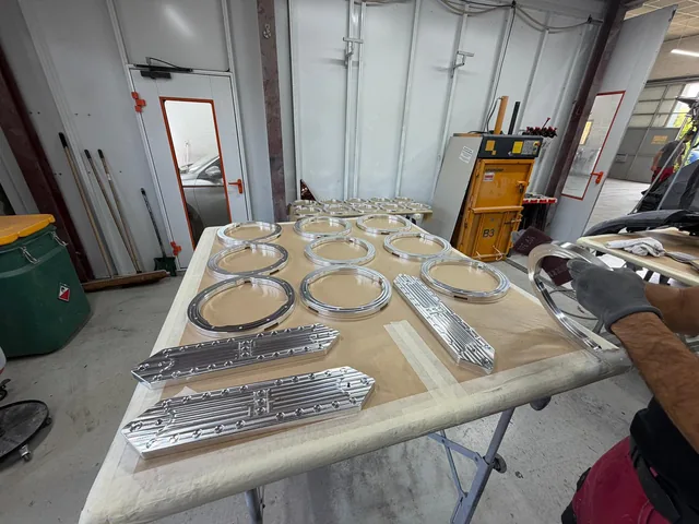 Lenkräder und Sockel aus gebürstetem Aluminium